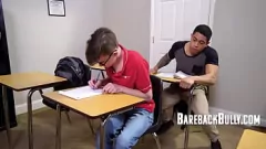 play Nerdy Twink gedwongen tot homoseks door pestkop in de klas