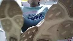 play Magere Latina tiener in vuile sportschoenen en rode sokken wordt geil - Solo handjob fetisjporno