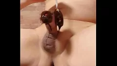 Afspelen Japanse homo -chef -koks die een bananendessert met warme chocolademelk bedienden