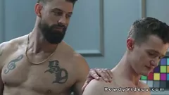 play Hunks muscolari tattiti in una sessione di sesso anale gay volgare