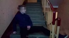 Oynat Merdivenlerde halka sarsılma: sıcak amatör bir eşcinsel karşılaşma
