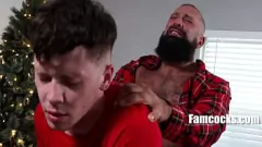 play Ti senti solo? L'allegria di Natale arriva con la sorpresa anale e pompino di Stepdad