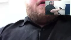 Reproduzir Preto obeso peludo fode sua boca em um banheiro imundo