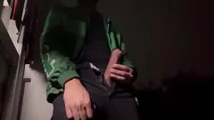 Oynat Asyalı teslimat adamı halka açık mastürbasyona direnemez
