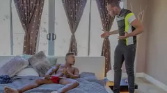 play Stepdad Adrian Hart berjalan di sesi masturbasi nakal dengan temannya Trent King