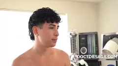 play Dokter terangsang memberi Twink pemeriksaan medis menyeluruh