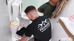 play Hung Plumber memberikan blowjob yang lezat dan anal mentah