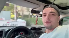 Putar Klien yang tidak bersalah mendapat blowjob dari pornstar di dalam mobil