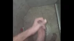 Odtwórz Amateur Gay Latino Camilo Brown's Solo Shower z dużym nieoszlifowanym kutasem