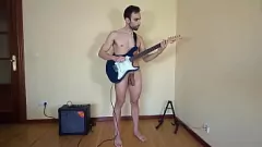 play नग्न यूरोपीय हॉटी ज़्यूस रे ने अपने बड़े अनचाहे मुर्गा को स्ट्रोक किया