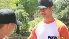 Putar Otcular Jock David Ace dibiakkan dalam sesi anal yang intens dengan Ken Ott di Peterfever