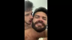 Riproduci Twink peloso dilettante viene a nudo da un amico grande