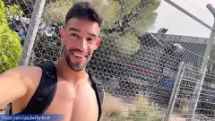 Redare Stud hispanic gol cu ​​cocoș mare explorează clădirea abandonată. Experiență porno gay