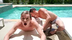Riproduci La festa in piscina si trasforma in fottuta frenesia gay selvaggia: Taylor Reign e la maratona Rimjob a Bareback's Bareback di Jacky Bailey vicino alla piscina