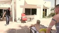 Redare Tatăl vitreg și partenerul lui se bucură de un grup de trei aburi în aer liber cu un băiețel blond