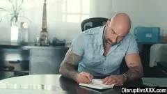 Играть Пасынок соблазняет своего отчима в горячей сцене в душе большим членом и без презерватива