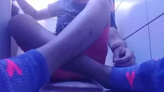 Redare Adolescentă latină plină de aburi își arată șosetele și tălpile transpirate după o zi grea de muncă în acest videoclip cu fetiș sexual pentru amatori gay