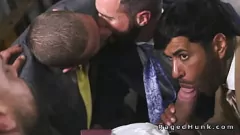 تشغيل تهيمن مسامير العضلات القوية التي ترتدي البدلات على أصحاب العقارات مع الديوك الضخمة في العربدة الشرجية البرية للمثليين