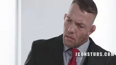 Jouer Regarder le père de mon meilleur ami se faire enculer par son entraîneur personnel gay pendant un exercice de gym