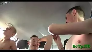 play Un ragazzo gay si fa inculare in una macchina